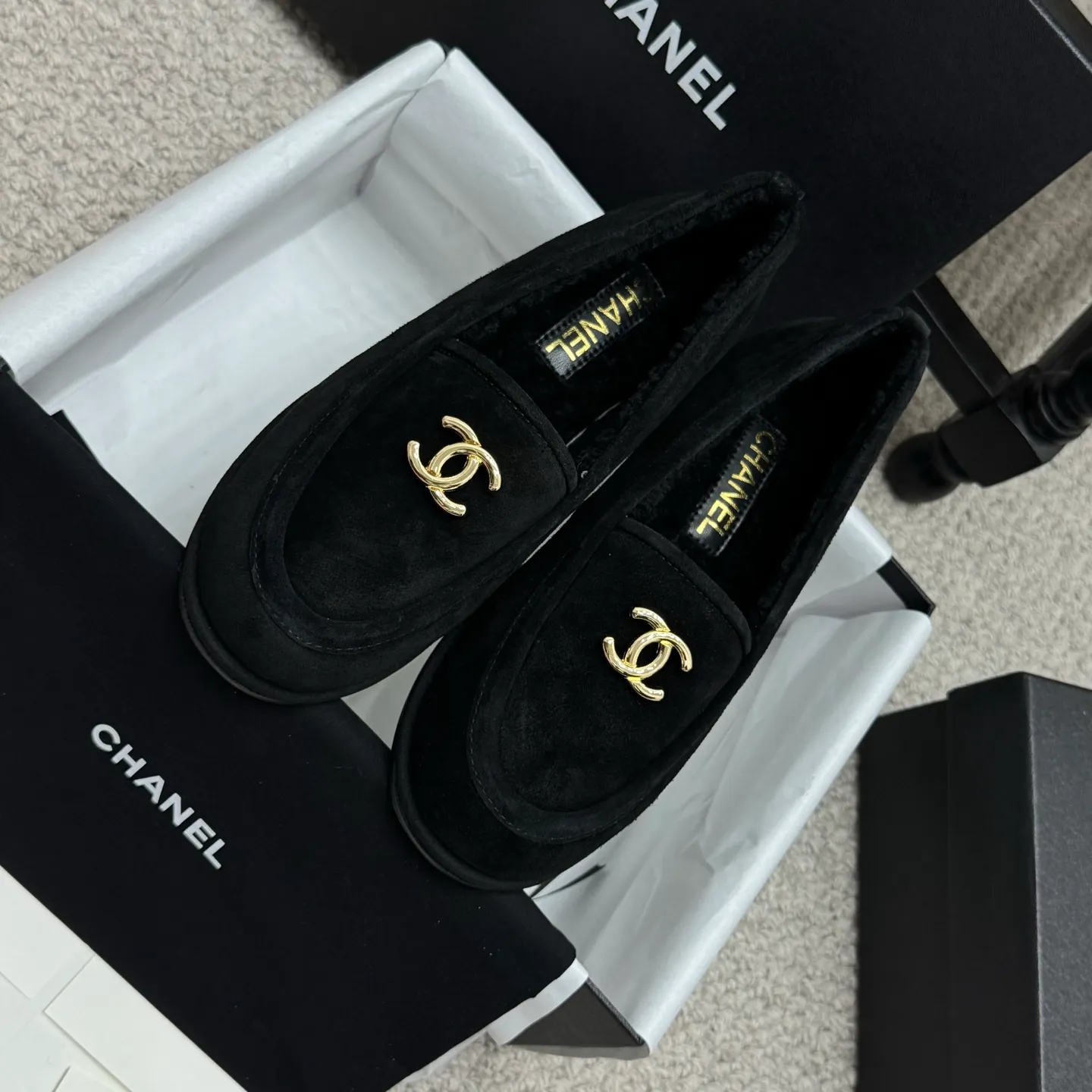 👟👟Ex-factory price 600👟👟 Classic model 🇨🇳ChaneL 25K Teddy fur loafers Simple and high-end design, super versatile! Double C logo embellishment! Imported suede has the texture of natural animal leather visible to the naked eye! The top version is stress-free when entering and exiting the cabinet. It has a bookish texture on the feet and feels great on the feet. Versatile item. ✅Upper: Customized imported suede. ✅Inner lining: imported lamb wool. ✅Outsole: imported genuine leather. ✅Size: 35-40. ✅Comes with a full set of packaging.
